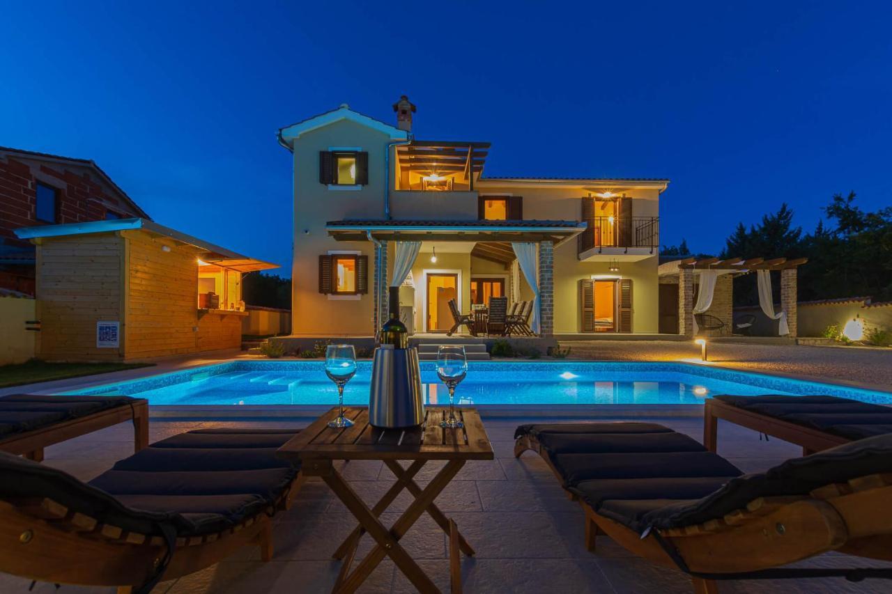 Butkovići Villa David - Luxurious Secluded Villa With A Heated Pool מראה חיצוני תמונה