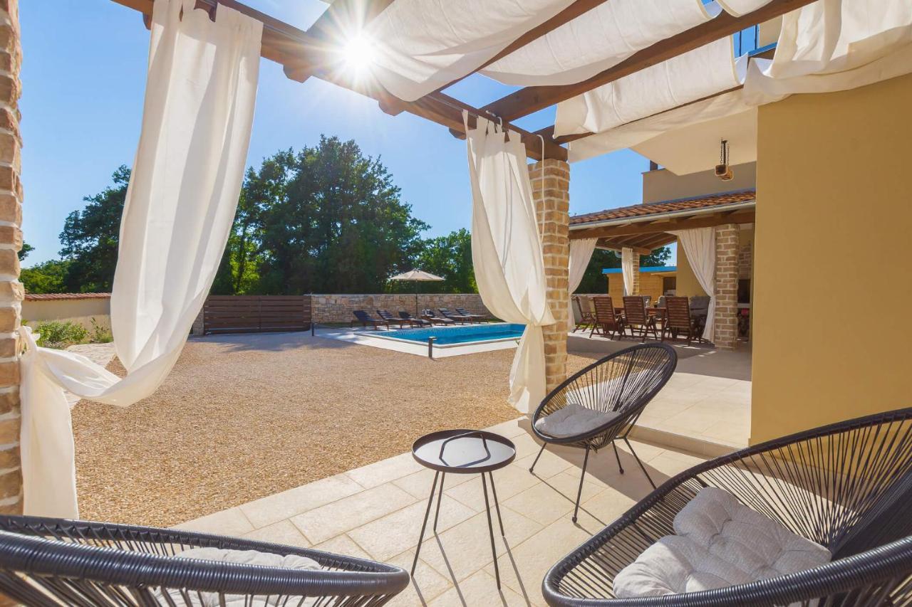 Butkovići Villa David - Luxurious Secluded Villa With A Heated Pool מראה חיצוני תמונה